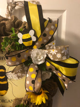 Carregar imagem no visualizador da galeria, Custom designer handmade Bee Wreath