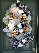 Laden Sie das Bild in den Galerie-Viewer, Custom Designer Handmade Rose Gold Christmas Wreath