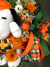 Load image into Gallery viewer, Snoopy Pumpkin Wreath