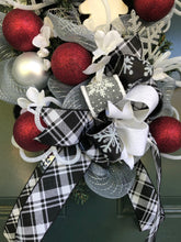 将图片加载到图库查看器，Custom designer handmade Black, White, Silver and Burgundy Wreath