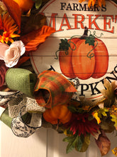 Cargar imagen en el visor de la galería, Custom Designer Handmade Farmer&#39;s Market Pumpkins Wreath