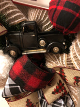 Cargar imagen en el visor de la galería, Custom designer handmade Classic Black Truck Merry Christmas Wreath