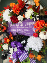 Carregar imagem no visualizador da galeria, Coroa de flores YE OLDE MAGIC SHOPPE