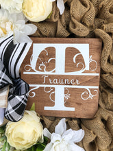 Carregar imagem no visualizador da galeria, Custom designer handmade Monogram Burlap Wreath