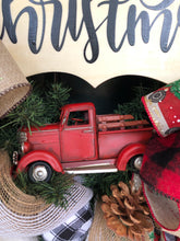 将图片加载到图库查看器，Custom designer handmade Classic Red Truck Merry Christmas Wreath