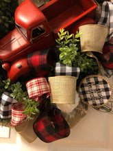 将图片加载到图库查看器，Custom designer handmade Classic Red Truck Merry Christmas Wreath