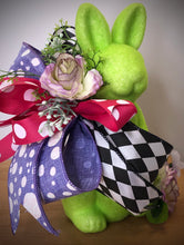 将图片加载到图库查看器，Custom designer handmade Flocked Spring Bunnies