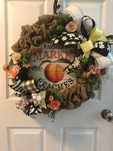 将图片加载到图库查看器，Custom Designer Handmade Farmer&#39;s Market Peaches Wreath