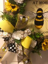 Carregar imagem no visualizador da galeria, Custom designer handmade Bee Wreath