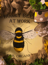 Carregar imagem no visualizador da galeria, Custom designer handmade Bee Wreath