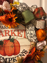 Cargar imagen en el visor de la galería, Custom Designer Handmade Farmer&#39;s Market Pumpkins Wreath