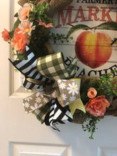 将图片加载到图库查看器，Custom Designer Handmade Farmer&#39;s Market Peaches Wreath