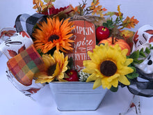 Laden Sie das Bild in den Galerie-Viewer, Fall centerpiece / Table Arrangement / Table Decor