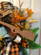 Laden Sie das Bild in den Galerie-Viewer, Custom Designer Handmade Hunting Themed Wreath