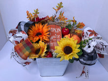 Laden Sie das Bild in den Galerie-Viewer, Fall centerpiece / Table Arrangement / Table Decor