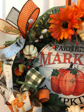 Cargar imagen en el visor de la galería, Custom Designer Handmade Farmer&#39;s Market Pumpkins Wreath