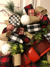 将图片加载到图库查看器，Custom designer handmade Classic Red Truck Merry Christmas Wreath